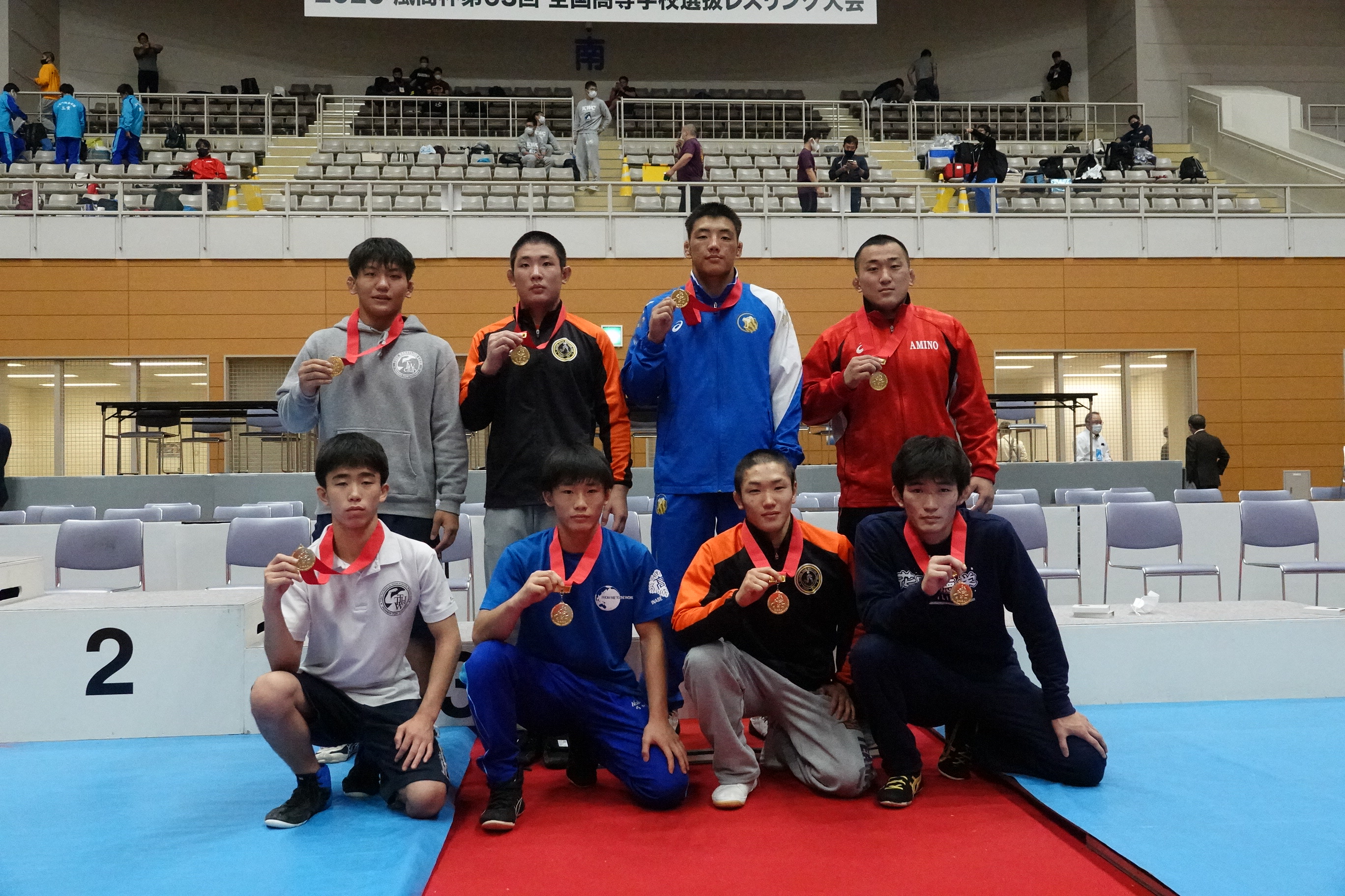 The eight gold medalists gather for a group photo.  (Japan Wrestling Federation photo)