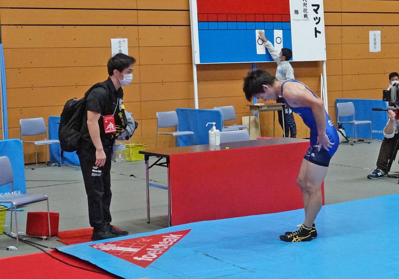A wrestler bows to his opponent's corner after his match instead of shaking hands. (Japan Wrestling Federation photo)