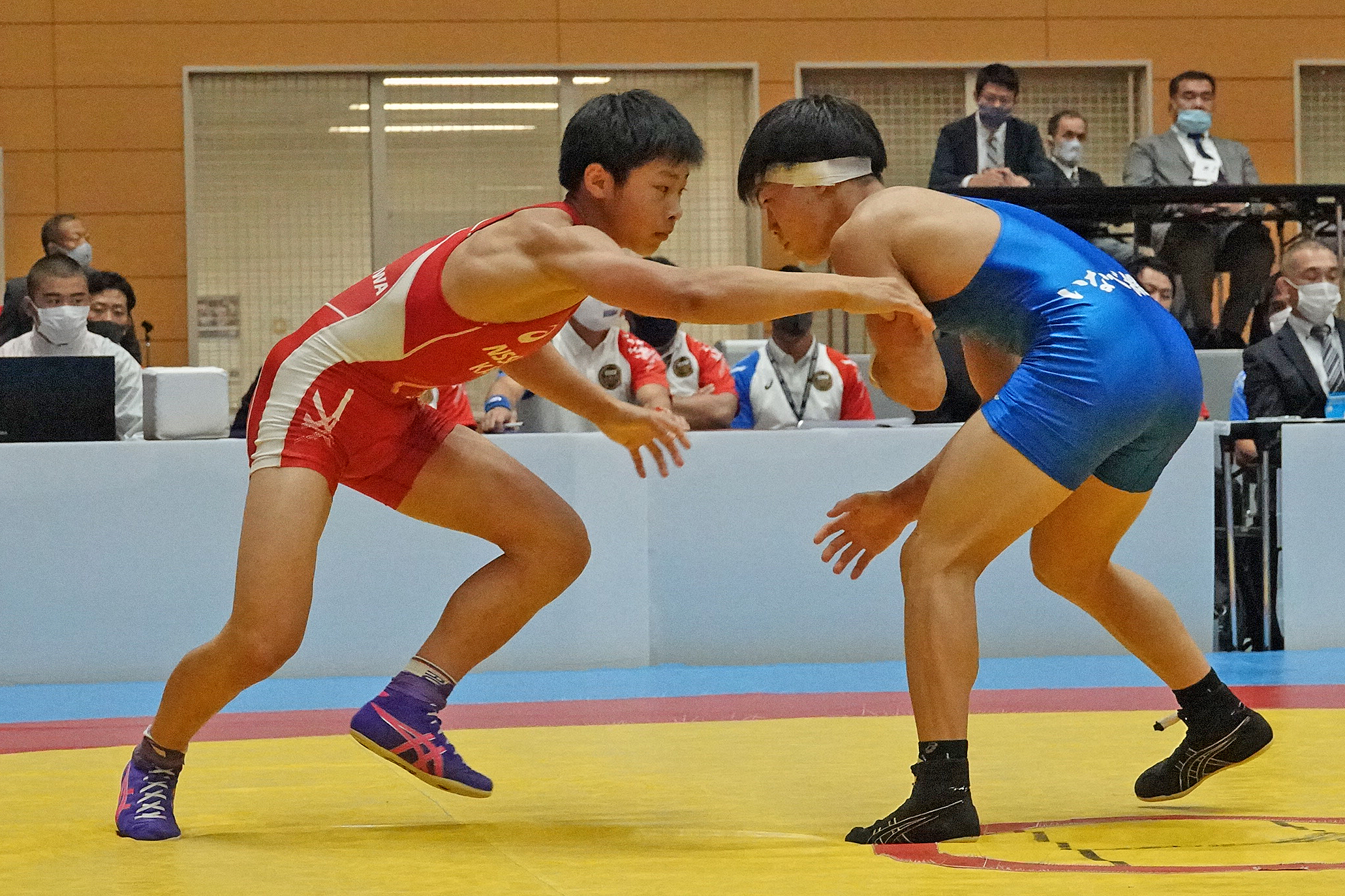 Kaisei TANABE (NSSU Kashiwa), the son of an Olympic medalist, had to settle for the silver after a loss in the 55kg final to Kento YUMIYA (Inabe Sogo Gakuen).  (Japan Wrestling Federation photo)