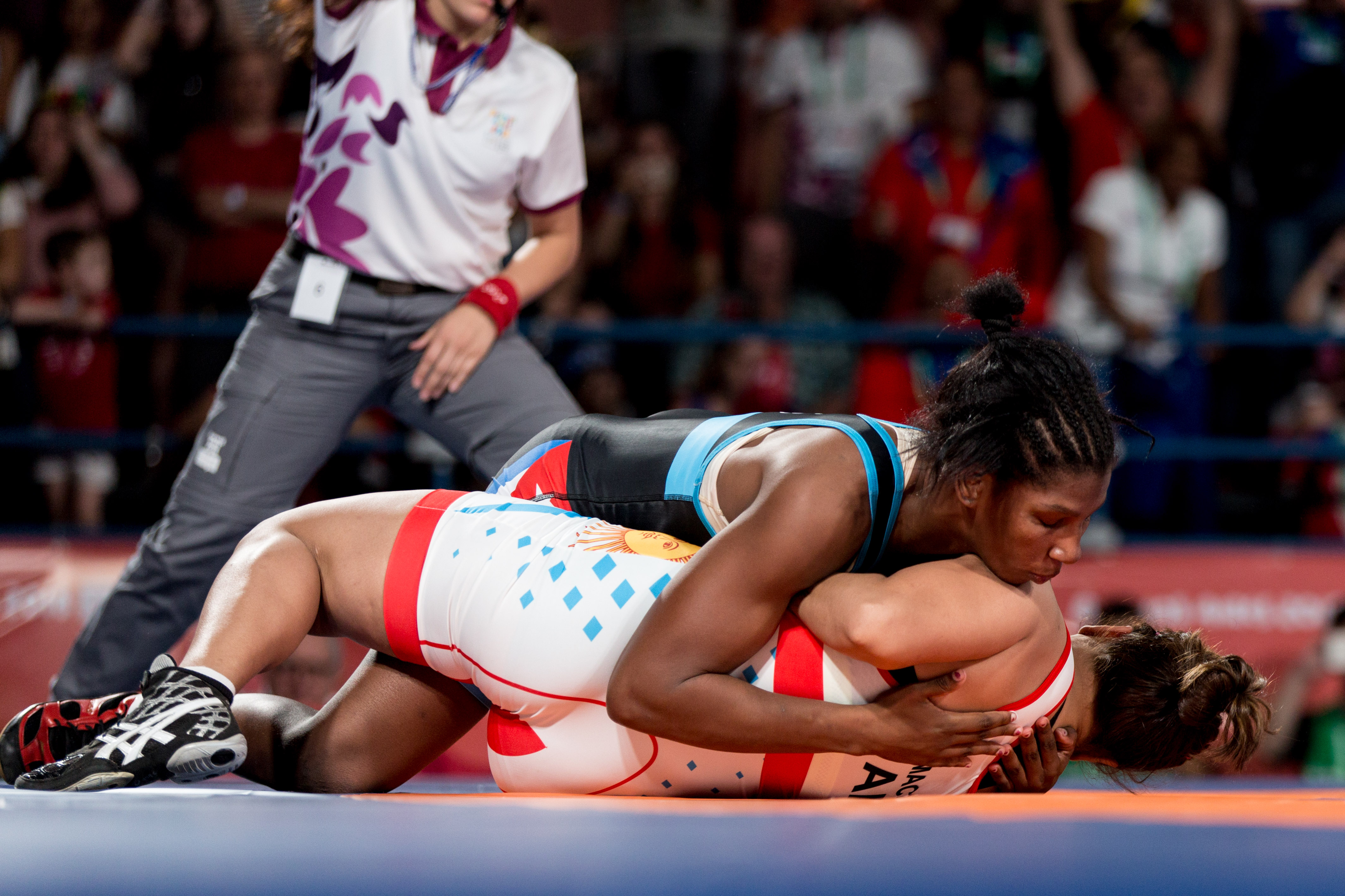 he risers shook, and eardrums ached as Linda MACHUCA (ARG) made her walk to  the mat Saturday night for her 73kg gold medal final. The local teen had  gone 4-0 in early