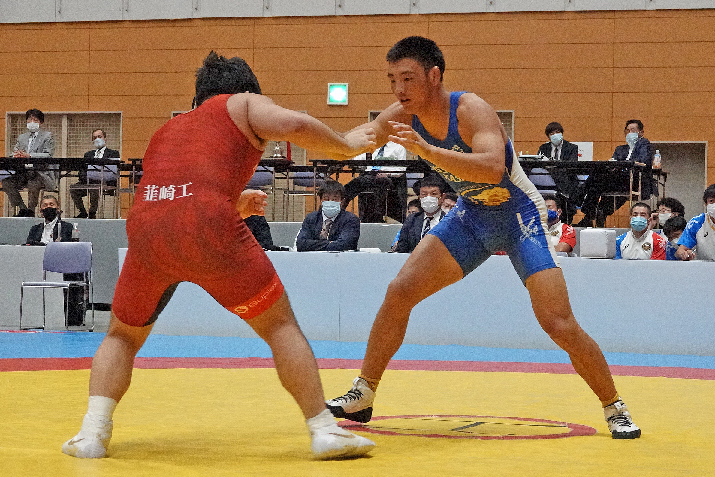 Tuvaadorj BUKHCHULUUN (NSSU Kashiwa) battles Kyo KITAWAKI (Nirasaki Technical) in the 92kg final. (Japan Wrestling Federation photo)